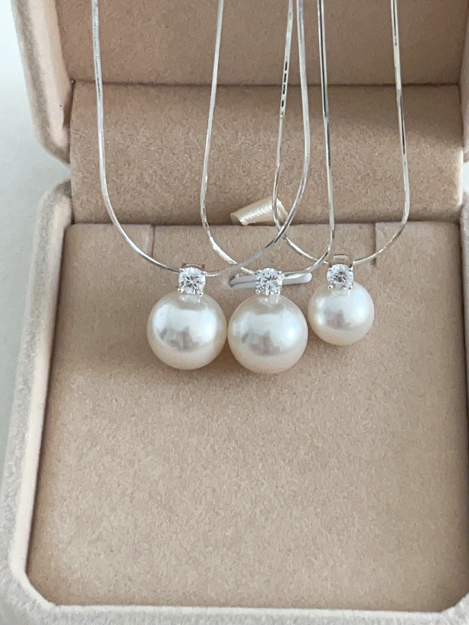 Diana Pearl Ear Stud