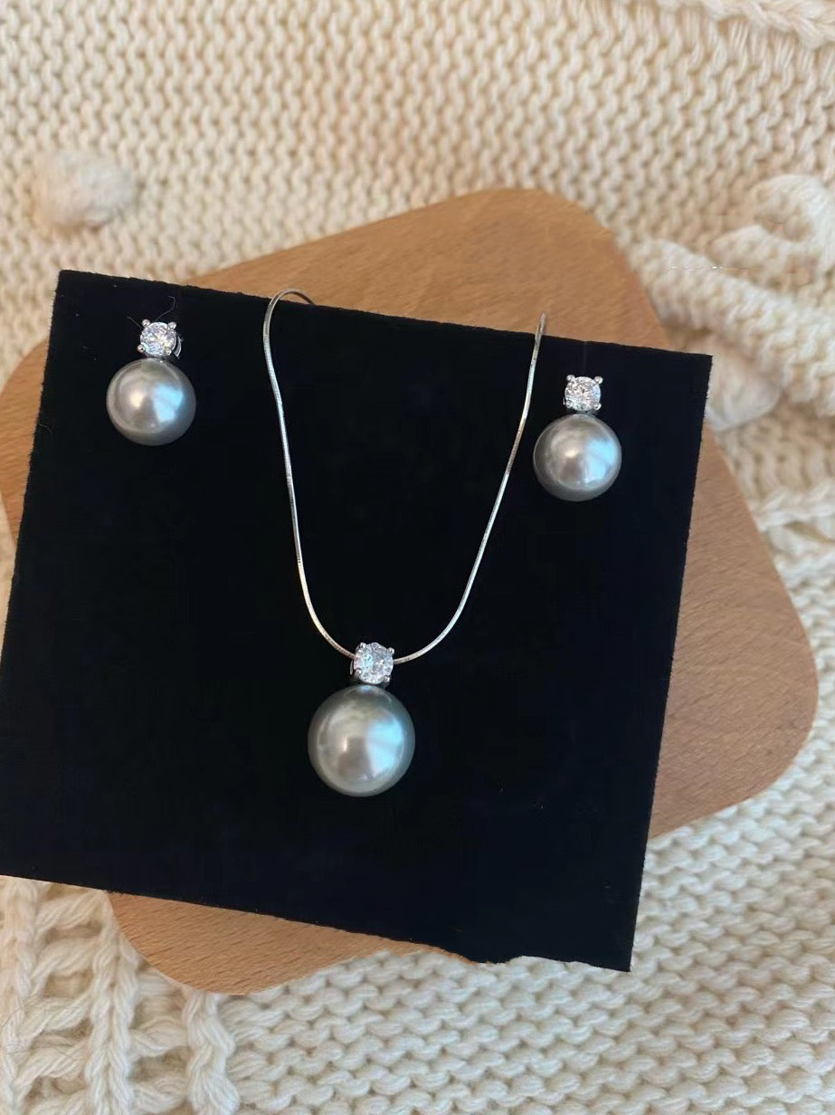 Diana Pearl Ear Stud