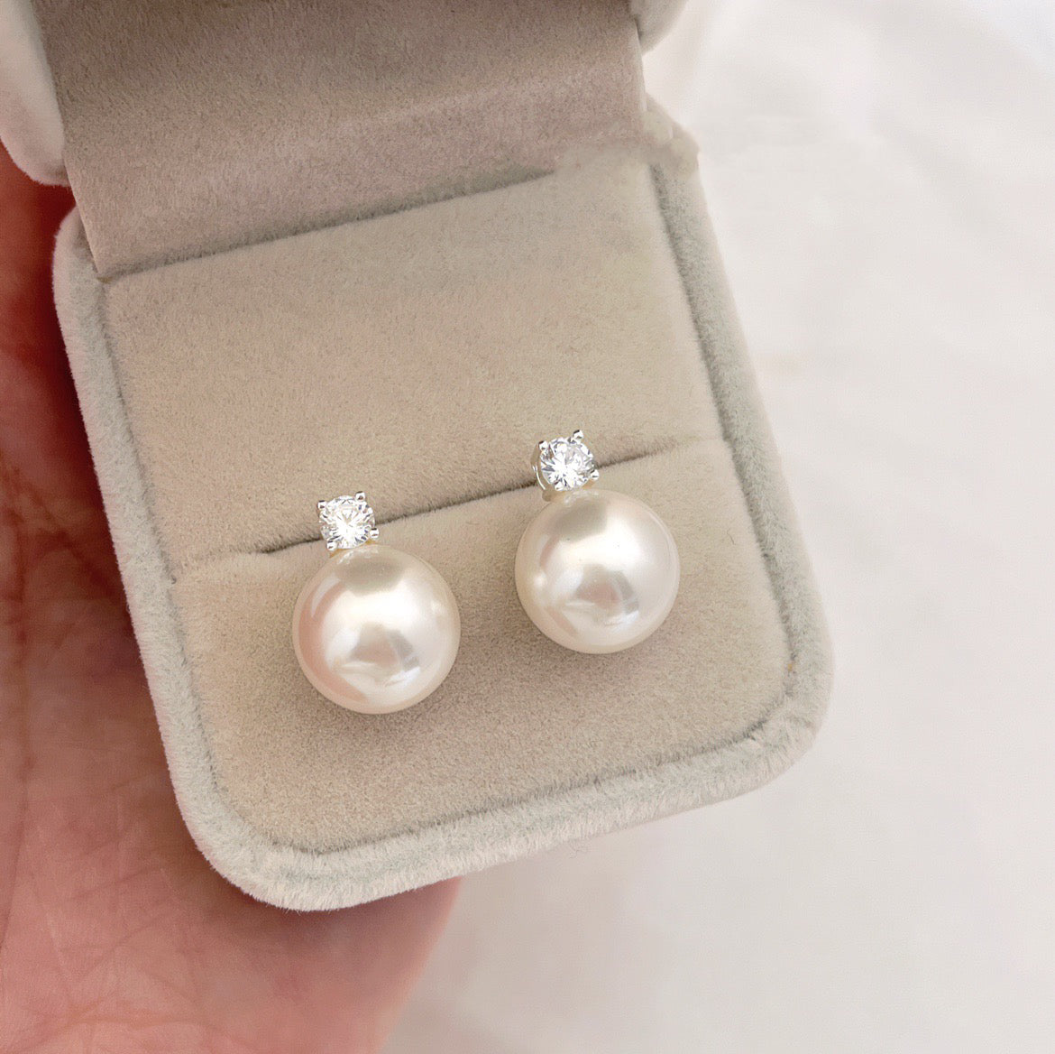 Diana Pearl Ear Stud